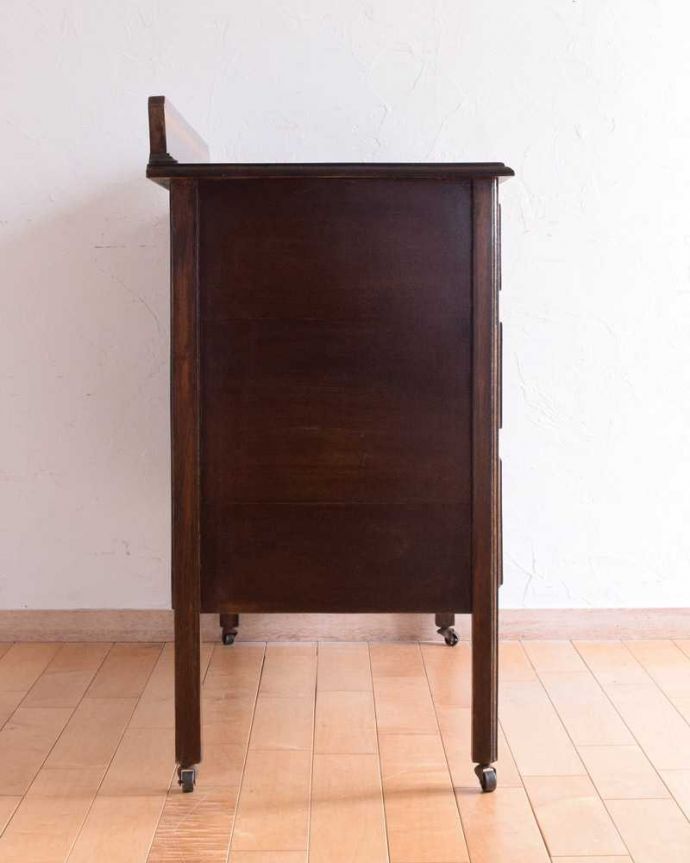 アンティークのチェスト　アンティーク家具　英国の風格あるアンティーク家具、カッコイイキャスター付きの３段チェスト。横顔だってカッコいい横から見るとこんな感じです。(k-2207-f)