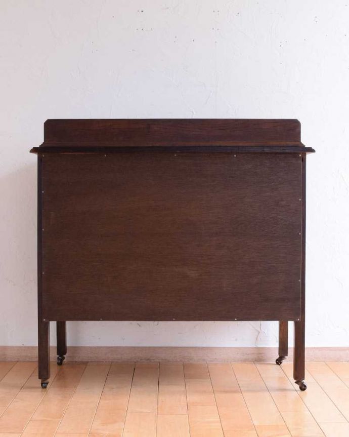 アンティークのチェスト　アンティーク家具　英国の風格あるアンティーク家具、カッコイイキャスター付きの３段チェスト。後ろ姿にも自信アリ！アンティークは新品ではないので、経年変化によるキズはありますが、専門の職人がキレイに修復したので後ろ姿にも自信があります。(k-2207-f)