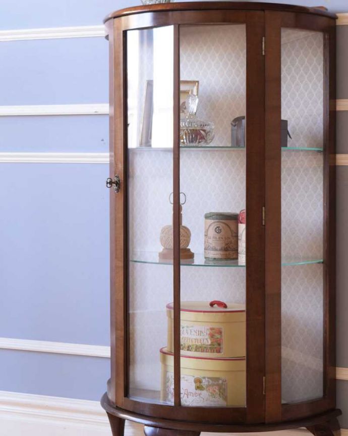 アンティークのキャビネット アンティーク家具 コンパクトサイズのアンティークガラスキャビネット(ハーフムーン)。ガラス越しに見るお気に入りの美しさ…アンティークのガラス扉を通して見ると、中に入れたものがキラッキラに輝いて見えるんです。(k-2208-f)