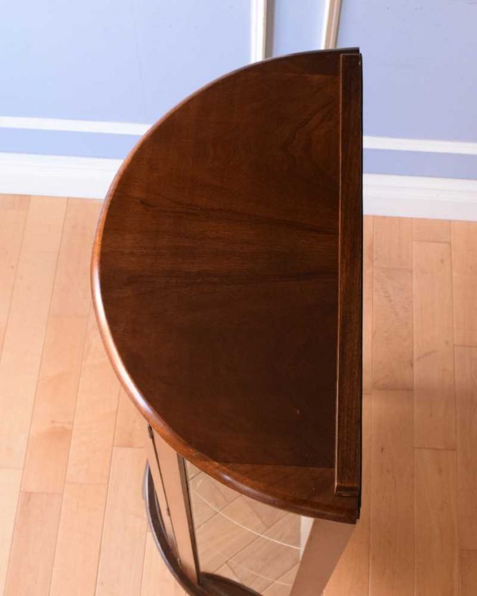 アンティークのキャビネット アンティーク家具 コンパクトサイズのアンティークガラスキャビネット(ハーフムーン)。上から見るとよく分かるハーフムーンの形キャビネットを上から見てみるとこんな感じの半月型。(k-2208-f)