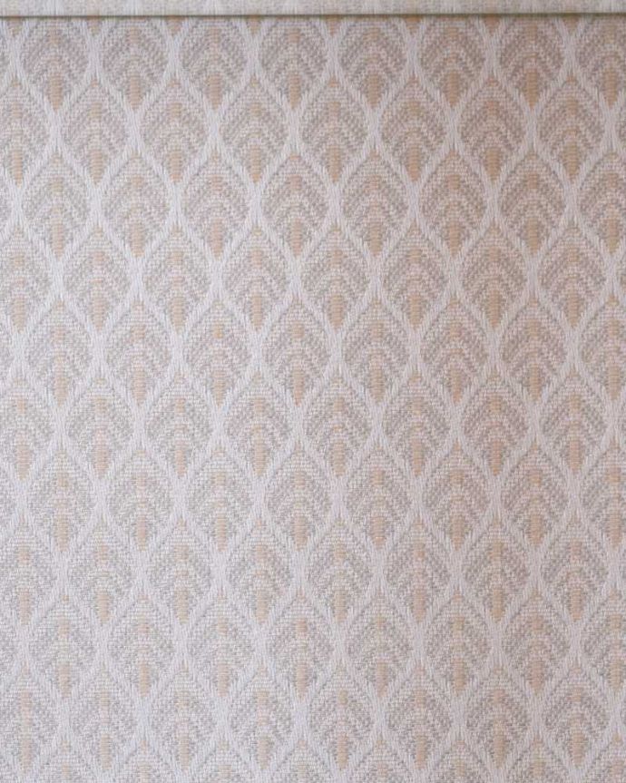 アンティークのキャビネット アンティーク家具 コンパクトサイズのアンティークガラスキャビネット(ハーフムーン)。新しく貼り替えましたキャビネットの表情に合わせて、背板の生地をセレクト。(k-2208-f)