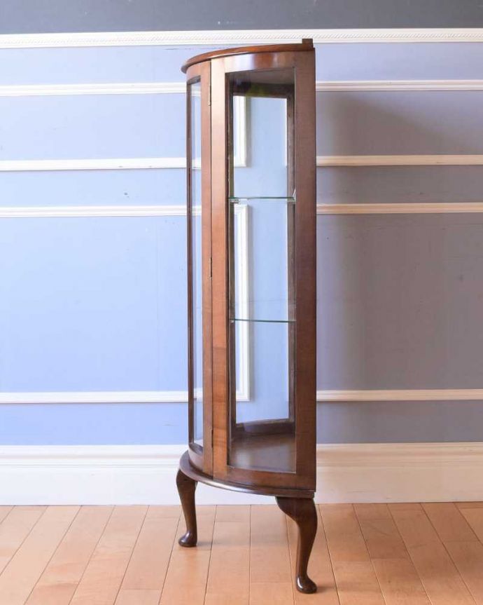 アンティークのキャビネット アンティーク家具 コンパクトサイズのアンティークガラスキャビネット(ハーフムーン)。180度どこからでも中が見れちゃうグルっと180度、どの角度からでも中が見れるハーフムーン型。(k-2208-f)