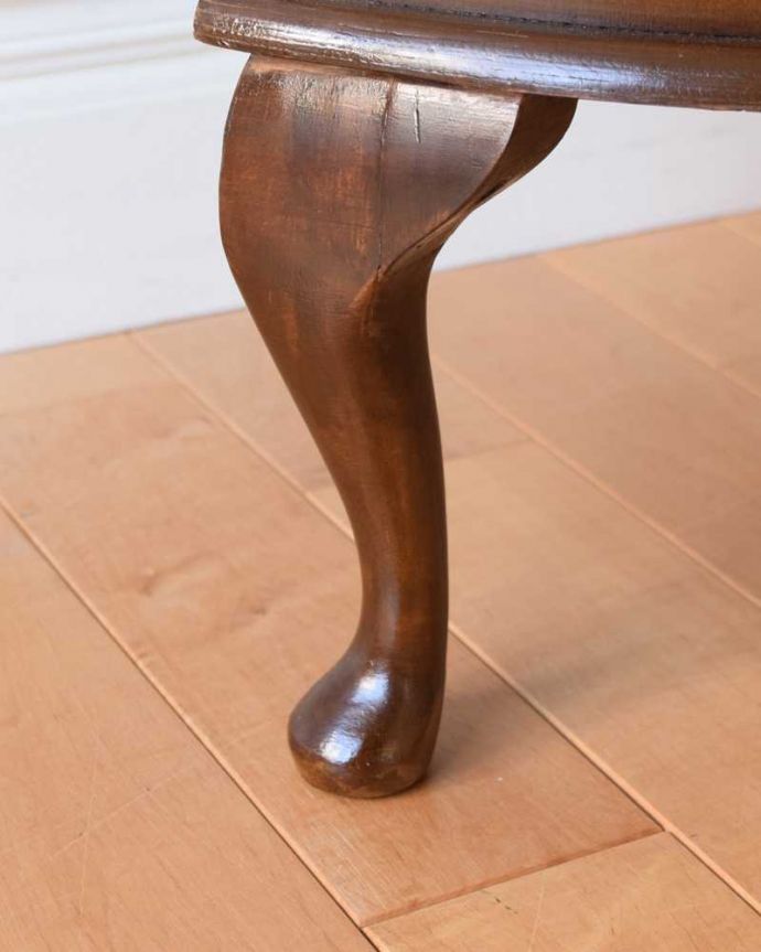 アンティークのキャビネット アンティーク家具 コンパクトサイズのアンティークガラスキャビネット(ハーフムーン)。女性1人でラクラク運べちゃう仕掛けHandleのアンティークは、脚の裏にフェルトキーパーをお付けしています。(k-2208-f)