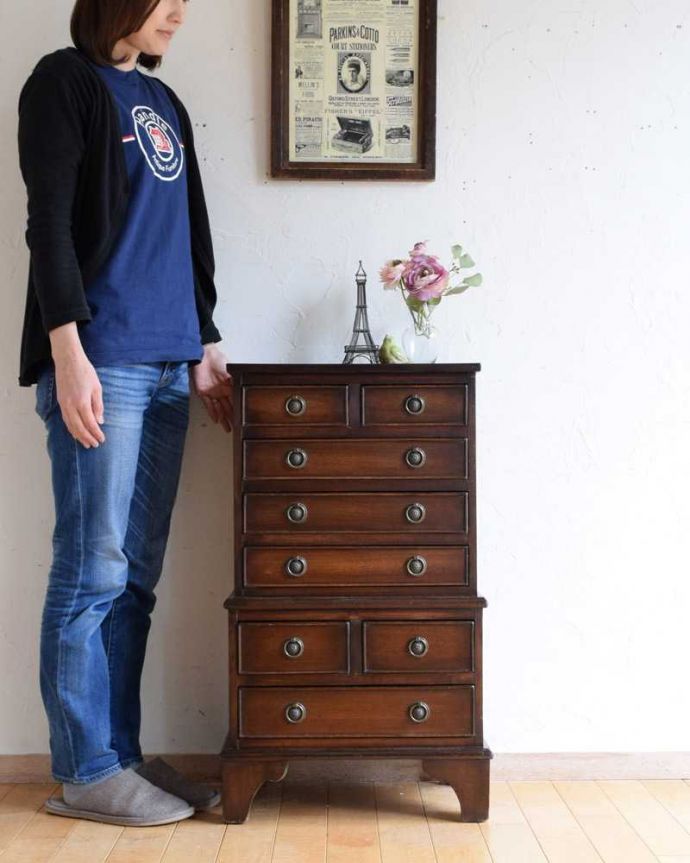 アンティークのチェスト　アンティーク家具　アンティークのイギリス輸入家具、引き出しが沢山付いたベッドサイドチェスト。小さくても一人前。(k-2209-f)