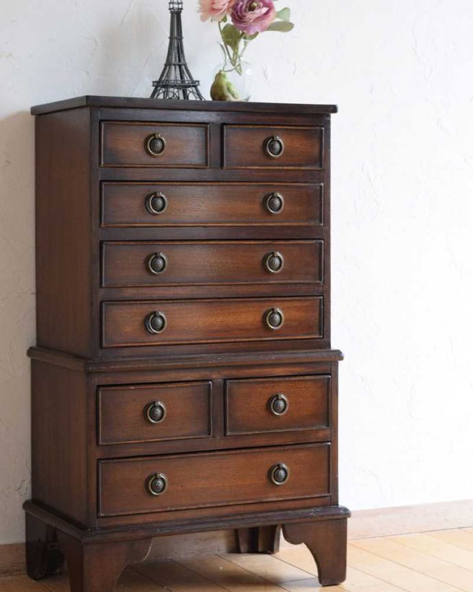 アンティークのチェスト　アンティーク家具　アンティークのイギリス輸入家具、引き出しが沢山付いたベッドサイドチェスト。木目で勝負！アンティークだから手に入る素材のよさシンプルなデザインなのに惹きつけられちゃう一番の魅力は、やはり使われている素材。(k-2209-f)