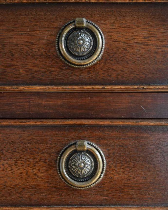 アンティークのチェスト　アンティーク家具　アンティークのイギリス輸入家具、引き出しが沢山付いたベッドサイドチェスト。アンティークらしい取っ手取っ手のデザインまで高級感があるアンティーク家具。(k-2209-f)