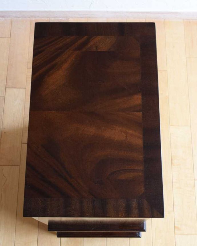 アンティークのチェスト　アンティーク家具　アンティークのイギリス輸入家具、引き出しが沢山付いたベッドサイドチェスト。ピカピカに仕上げましたベッドやソファの横でモノを置いて使えるように、修復する時、天板の塗装もキレイに仕上げました。(k-2209-f)