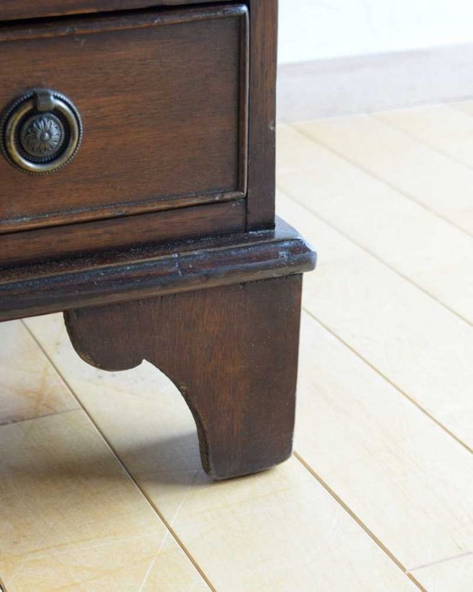 アンティークのチェスト　アンティーク家具　アンティークのイギリス輸入家具、引き出しが沢山付いたベッドサイドチェスト。女性1人でラクラク運べちゃう仕掛けHandleのアンティーク家具は、脚の裏にフェルトキーパーをお付けしています。(k-2209-f)
