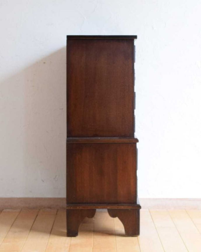 アンティークのチェスト　アンティーク家具　アンティークのイギリス輸入家具、引き出しが沢山付いたベッドサイドチェスト。横から見てもキレイですもちろん、横顔だってキレイ！どこから見ても絵になります。(k-2209-f)