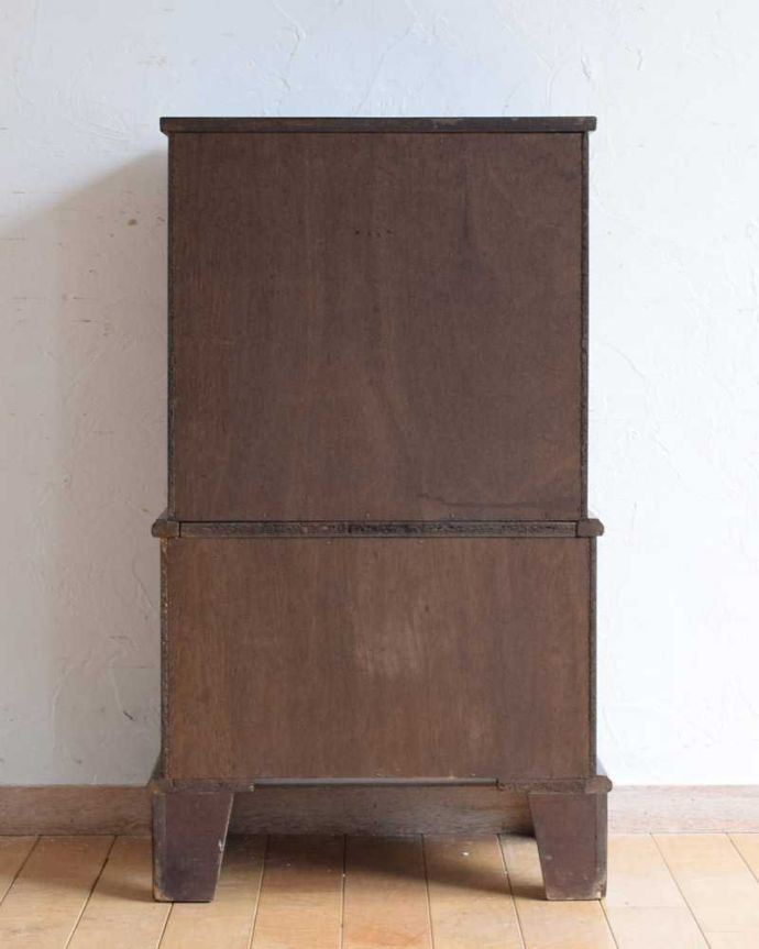 アンティークのチェスト　アンティーク家具　アンティークのイギリス輸入家具、引き出しが沢山付いたベッドサイドチェスト。後ろ姿も見て下さいアンティークは新品ではないので、もちろん経年変化によるキズはありますが、専門の職人が修復しました。(k-2209-f)