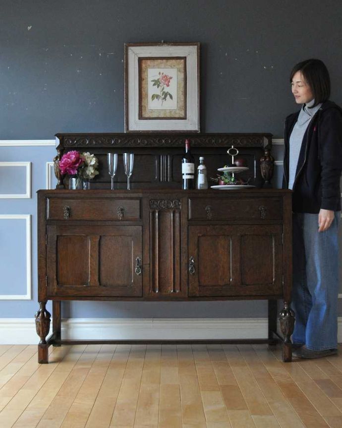 サイドボード　アンティーク家具　イギリスの彫りがカッコイイアンティーク家具、美しいオーク材の木製サイドボード。英国アンティーク家具らしい重厚なオトナの美しさ重厚感のあるドッシリとした雰囲気の彫がたっぷり入ったサイドボード、もともとはダイニングでサーブ用に使われていた家具です。(k-2210-f)