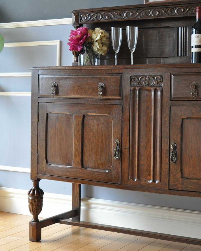 サイドボード　アンティーク家具　イギリスの彫りがカッコイイアンティーク家具、美しいオーク材の木製サイドボード。やっぱり魅力は英国らしい彫まだ機械が発達していない時代に、こんなに堅い木材をどうやって加工したんだろう？って不思議になるくらい細かい彫。(k-2210-f)