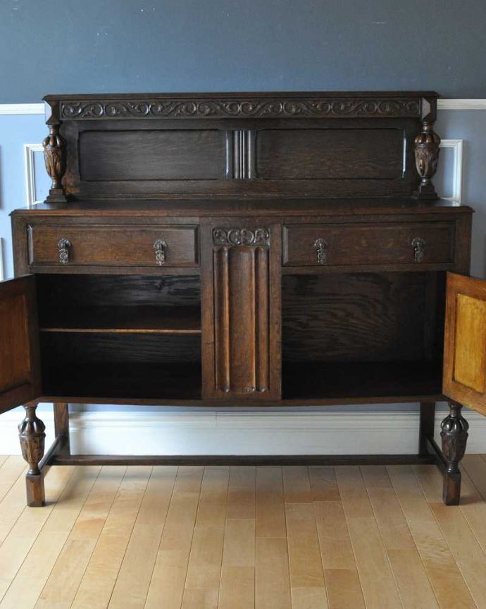 サイドボード　アンティーク家具　イギリスの彫りがカッコイイアンティーク家具、美しいオーク材の木製サイドボード。扉の奥にはたっぷりの収納。(k-2210-f)
