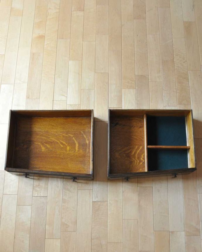 サイドボード　アンティーク家具　イギリスの彫りがカッコイイアンティーク家具、美しいオーク材の木製サイドボード。引き出しの中もキレイに修復しましたもともとカトラリーを入れて使っていた引き出し。(k-2210-f)