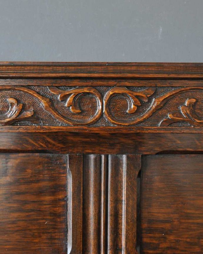 サイドボード　アンティーク家具　イギリスの彫りがカッコイイアンティーク家具、美しいオーク材の木製サイドボード。至る所に繊細な彫いろんな彫のデザインがありますが、個人的に美しいと思える女性らしく優雅なデザインを選んできました。(k-2210-f)