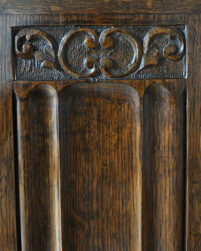 サイドボード　アンティーク家具　イギリスの彫りがカッコイイアンティーク家具、美しいオーク材の木製サイドボード。惚れ惚れするような美しさとっても堅い無垢材に一体どうやって彫っていったんでしょう？アンティークらしく細かい彫りを眺めているだけでうっとりしてしまいます。(k-2210-f)