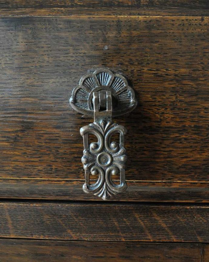 サイドボード　アンティーク家具　イギリスの彫りがカッコイイアンティーク家具、美しいオーク材の木製サイドボード。取っ手にまでアンティークらしさ時間の流れが感じられる凝ったデザインの味わい深い取っ手。(k-2210-f)