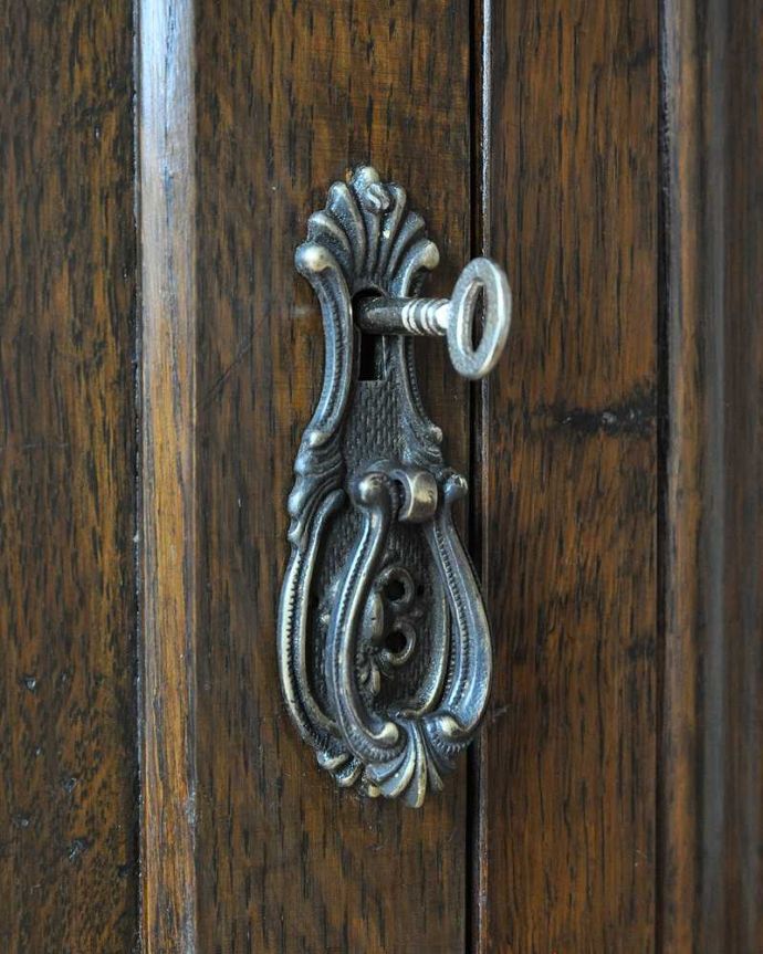 サイドボード　アンティーク家具　イギリスの彫りがカッコイイアンティーク家具、美しいオーク材の木製サイドボード。小さなパーツにもこだわりが鍵もついています。(k-2210-f)