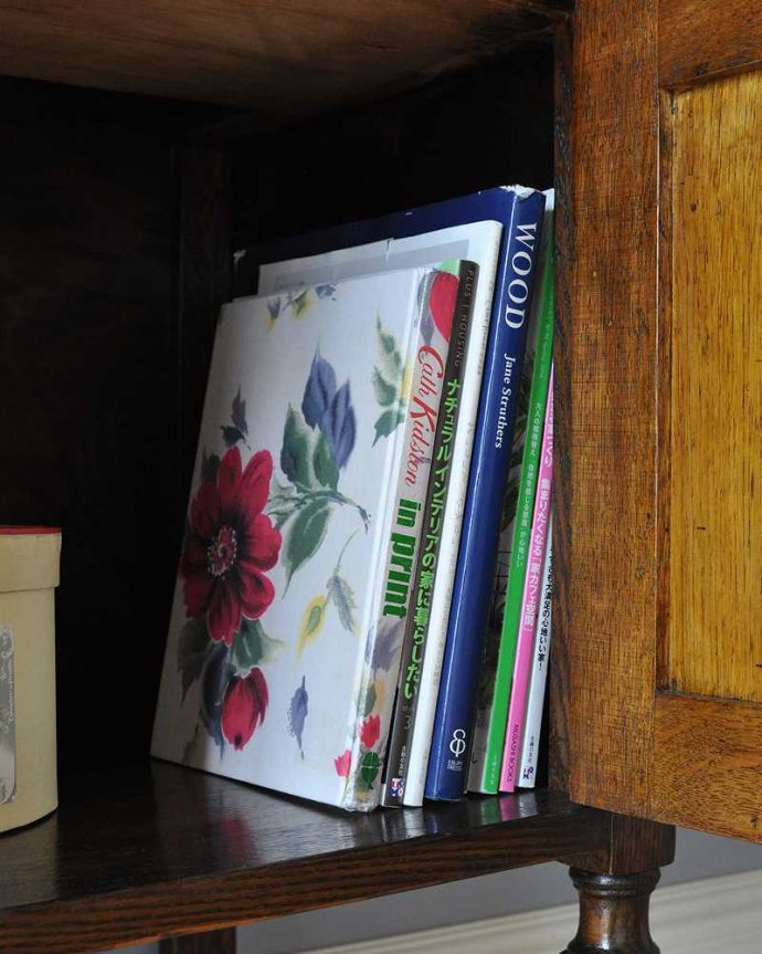 サイドボード　アンティーク家具　イギリスの彫りがカッコイイアンティーク家具、美しいオーク材の木製サイドボード。扉の中は収納たっぷりA4サイズの雑誌までしっかり収納出来ちゃう大きさ。(k-2210-f)