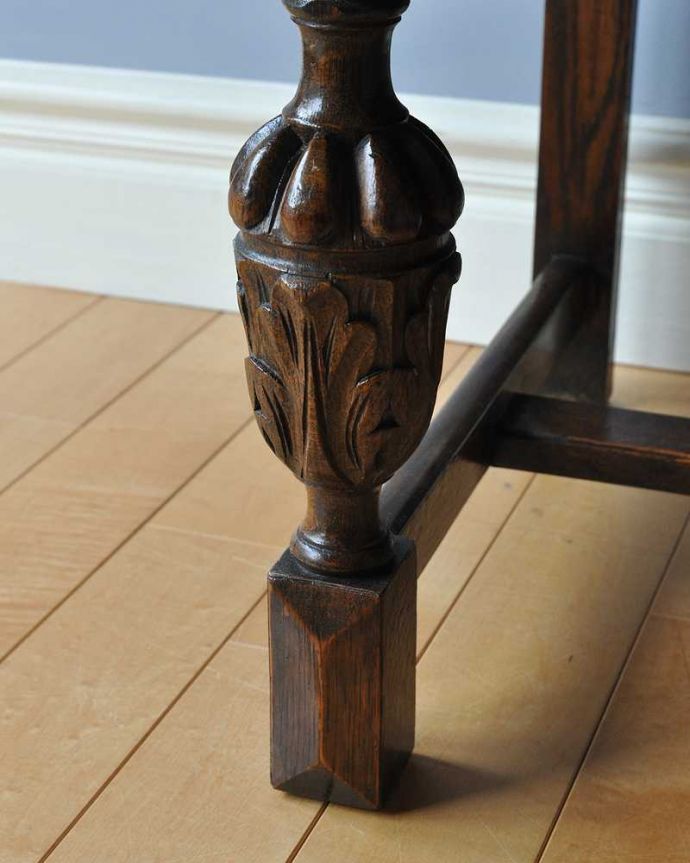 サイドボード　アンティーク家具　イギリスの彫りがカッコイイアンティーク家具、美しいオーク材の木製サイドボード。女性1人でラクラク運べちゃう仕掛けHandleのアンティークは、脚の裏にフェルトキーパーをお付けしています。(k-2210-f)