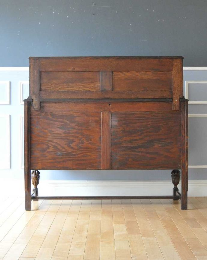 サイドボード　アンティーク家具　イギリスの彫りがカッコイイアンティーク家具、美しいオーク材の木製サイドボード。さらに後ろ姿もチェックアンティークは新品ではないので、もちろん経年変化によるキズはありますが、専門の職人がキレイに修復しました。(k-2210-f)