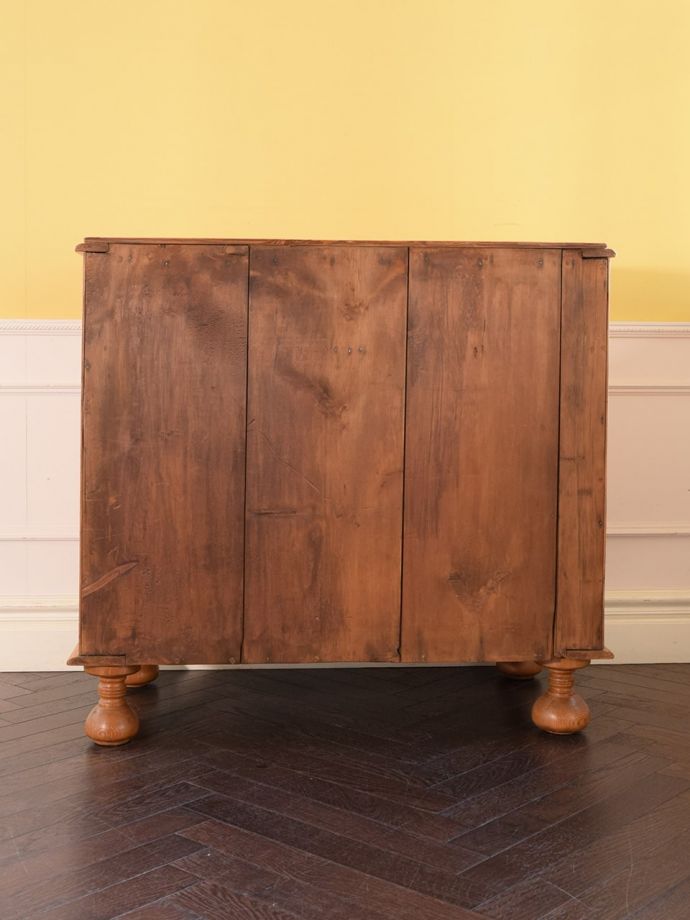 アンティークチェストの後ろ姿