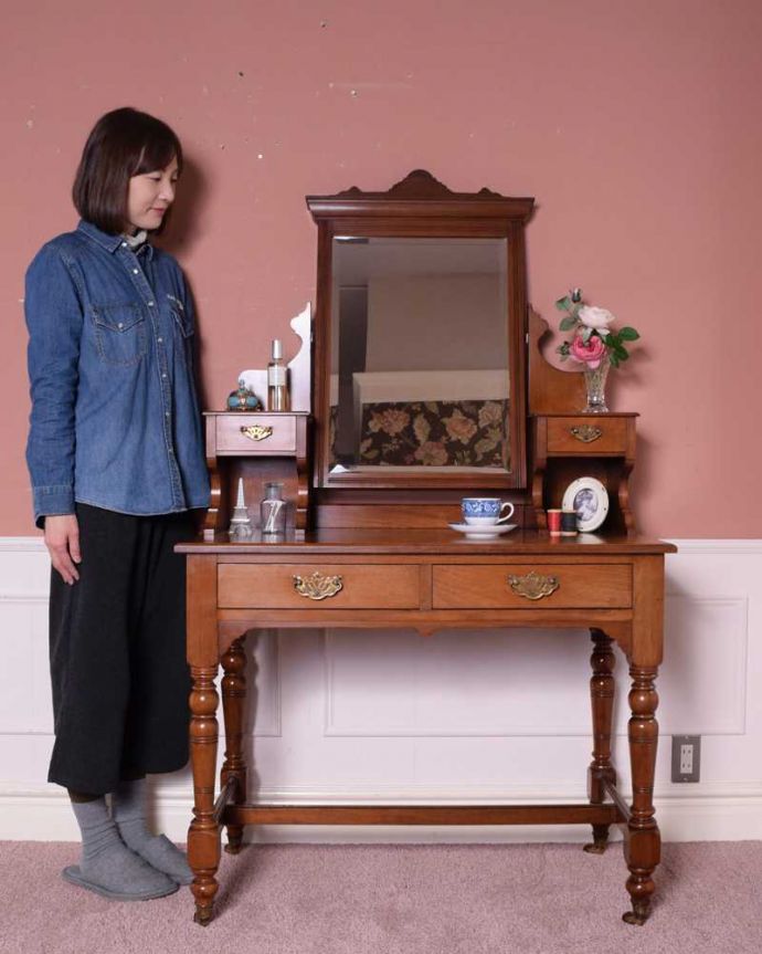 アンティークのドレッサー アンティーク家具 英国のアンティーク家具、大きなミラーのドレッシングテーブル(デスク)。大きな鏡を見る度に毎日が楽しくなるドレッシングチェストミラーが付いた女性のための家具ドレッシングチェスト。(k-2212-f)