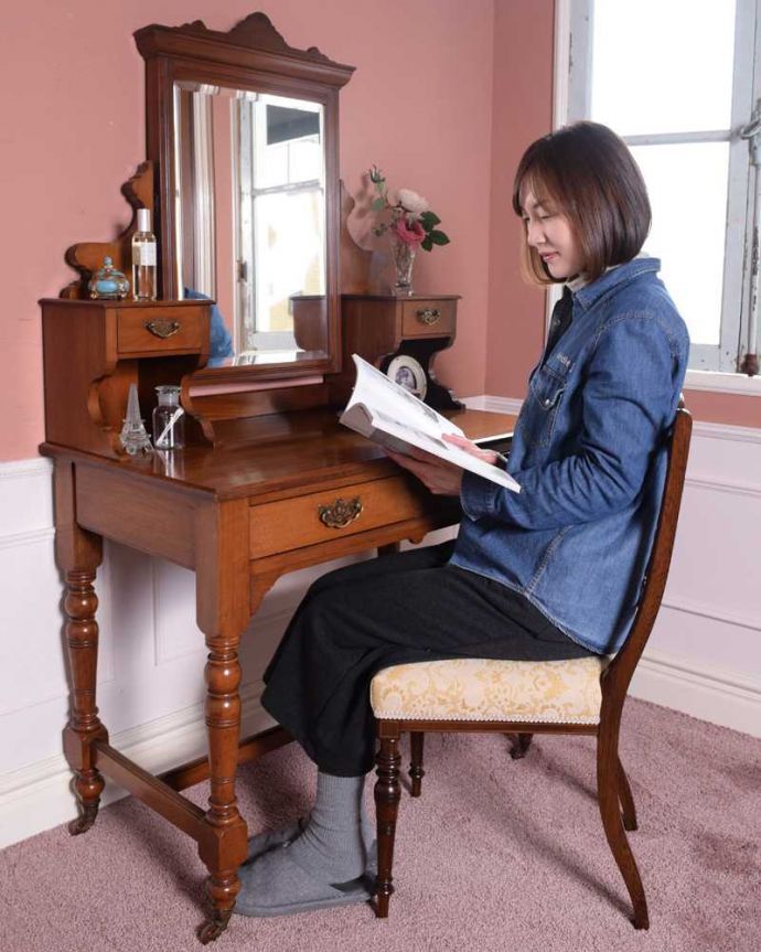 アンティークのドレッサー アンティーク家具 英国のアンティーク家具、大きなミラーのドレッシングテーブル(デスク)。自分だけの場所で過ごす自分だけの時間女性にとって特別な場所だから、ここに座っているだけでなんだかワクワクしちゃうんです。(k-2212-f)