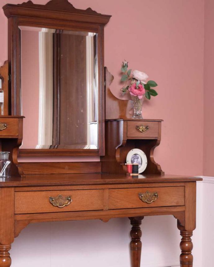 アンティークのドレッサー アンティーク家具 英国のアンティーク家具、大きなミラーのドレッシングテーブル(デスク)。英国アンティークが持つ素材の華やかさ木目の美しさが際立つ英国アンティークらしいドレッシングチェスト。(k-2212-f)
