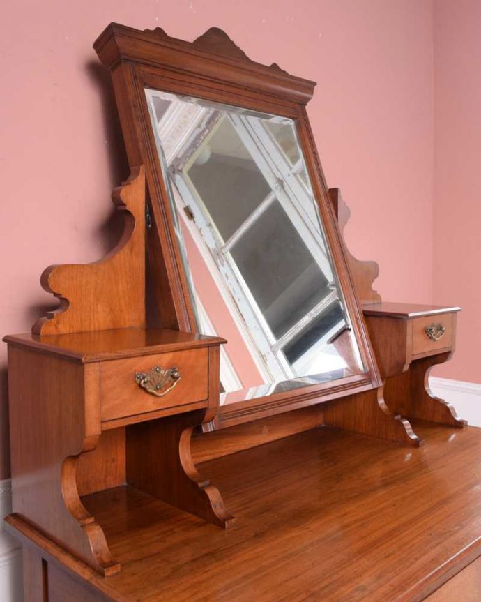アンティークのドレッサー アンティーク家具 英国のアンティーク家具、大きなミラーのドレッシングテーブル(デスク)。お部屋も広く見せてくれます身だしなみを整えるのはもちろん、大きな鏡はお部屋を広く見せる効果があります。(k-2212-f)