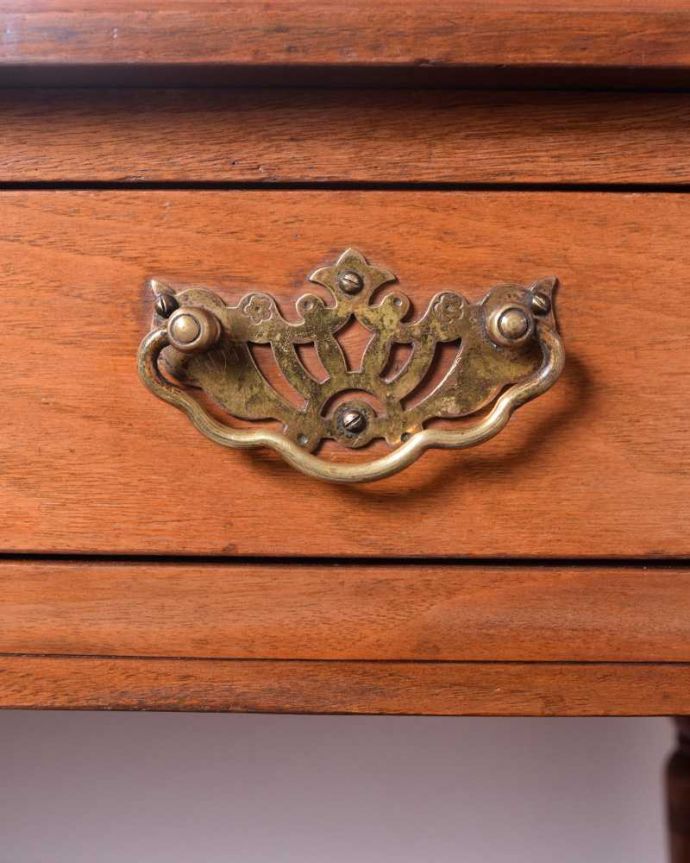 アンティークのドレッサー アンティーク家具 英国のアンティーク家具、大きなミラーのドレッシングテーブル(デスク)。アンティークらしい素敵な取っ手味わい深いアンティークらしい取っ手のデザインからも時間の流れが感じられます。(k-2212-f)