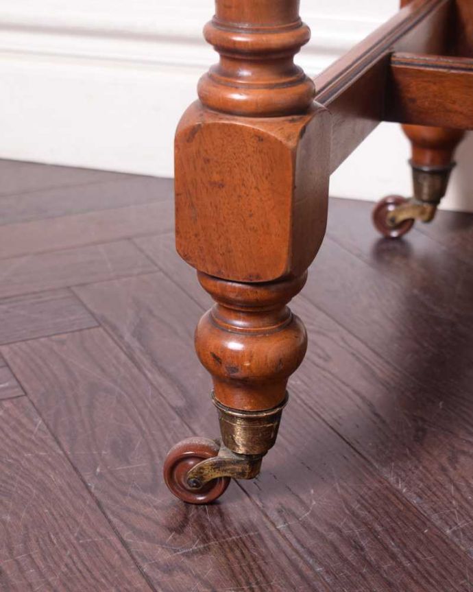 アンティークのドレッサー アンティーク家具 英国のアンティーク家具、大きなミラーのドレッシングテーブル(デスク)。脚先にはキャスター現代のプラスチックと比べると重厚なため動きはスムーズではありません。(k-2212-f)