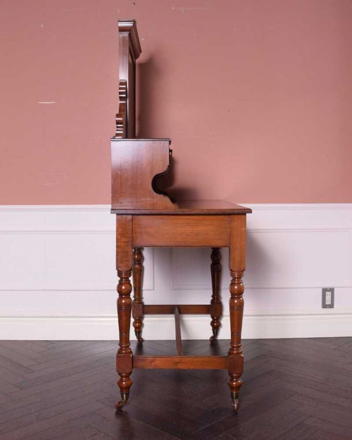 アンティークのドレッサー アンティーク家具 英国のアンティーク家具、大きなミラーのドレッシングテーブル(デスク)。横から見てもステキもちろん横から見られてもいいようにしっかり修復してあります。(k-2212-f)