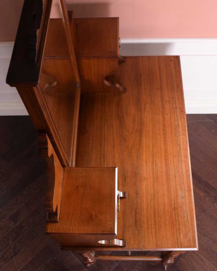 アンティークのドレッサー アンティーク家具 英国のアンティーク家具、大きなミラーのドレッシングテーブル(デスク)。上から見てみると・・・アンティーク家具専門の職人がピッカピカにお直ししました。(k-2212-f)