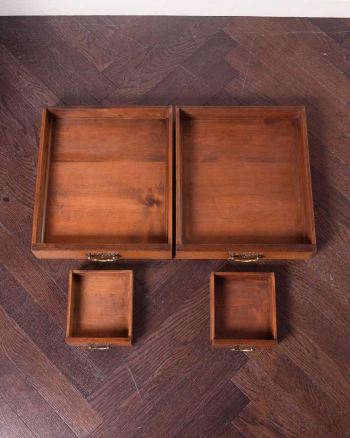 アンティークのドレッサー アンティーク家具 英国のアンティーク家具、大きなミラーのドレッシングテーブル(デスク)。引き出しの中もキレイに修復しました収納としても使えるよう、もちろん引き出しの中も職人がキレイにお直ししました。(k-2212-f)