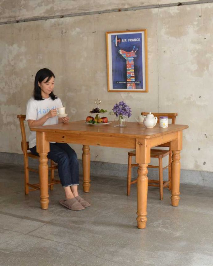 アンティークのテーブル アンティーク家具 イギリスで見つけたアンティークダイニングテーブル、ぬくもりある雰囲気の家具。ほっこりとした表情に癒されますオールドパイン材のテーブルは、独特の木目が特長。(k-2213-f)