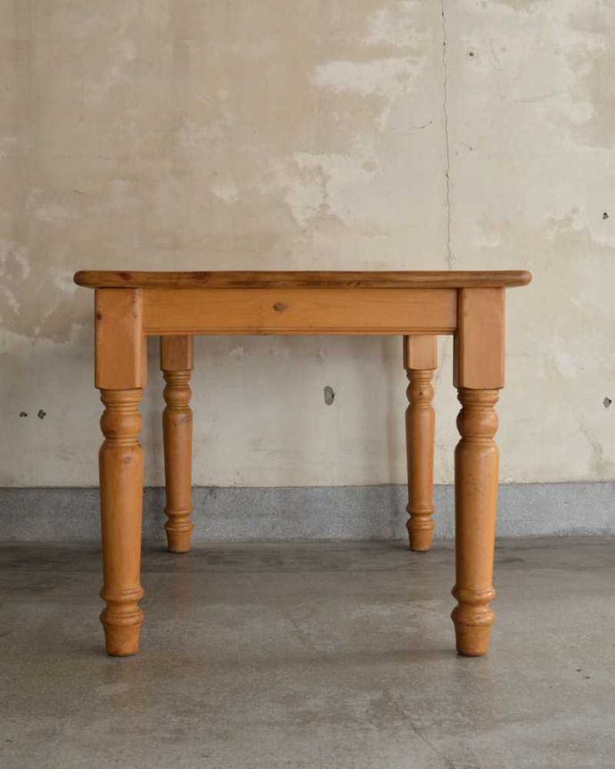 アンティークのテーブル アンティーク家具 イギリスで見つけたアンティークダイニングテーブル、ぬくもりある雰囲気の家具。こっち側もキレイです!アンティークは新品ではないので経年変化によるキズはありますが、専門の職人がしっかり修復したので360度どの角度から見てもキレイです。(k-2213-f)