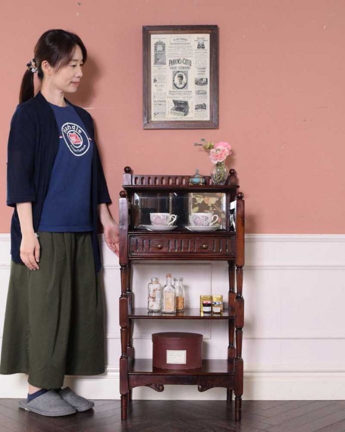 アンティークのキャビネット アンティーク家具 ミラーと引き出しまで付いた贅沢なオープンシェルフ、アンティーク英国家具。見た目はもちろん実用的に使いやすいオープン棚扉が付いていないオープンタイプの本棚は、便利に使える実力派。(k-2214-f)