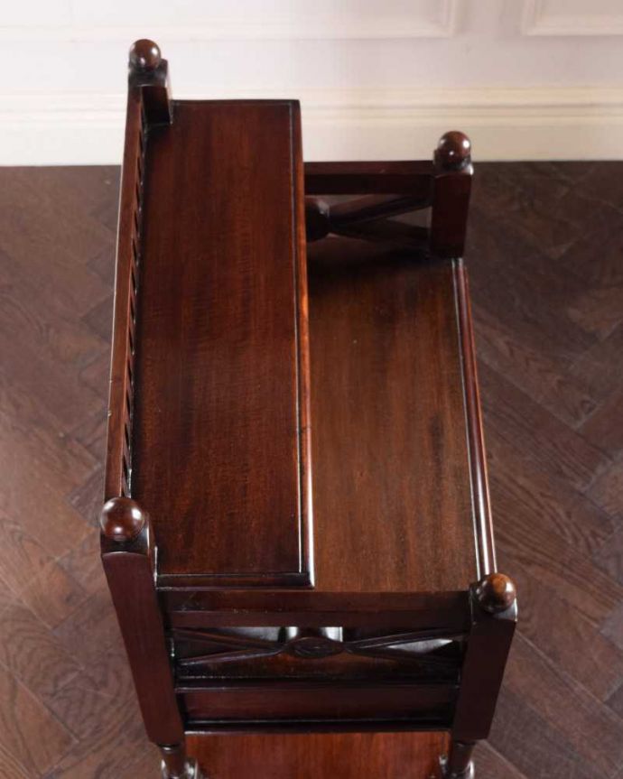 アンティークのキャビネット アンティーク家具 ミラーと引き出しまで付いた贅沢なオープンシェルフ、アンティーク英国家具。天板もキレイに仕上げました。(k-2214-f)