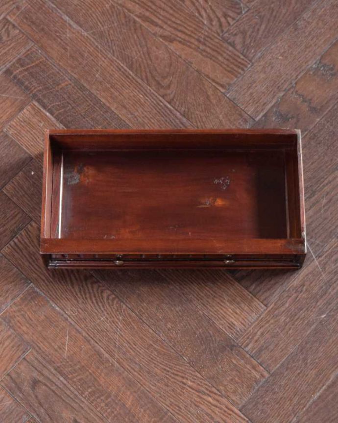 アンティークのキャビネット アンティーク家具 ミラーと引き出しまで付いた贅沢なオープンシェルフ、アンティーク英国家具。もちろん、引き出しもキレイです!引き出しの中も専門の職人が修復したのでキレイです。(k-2214-f)