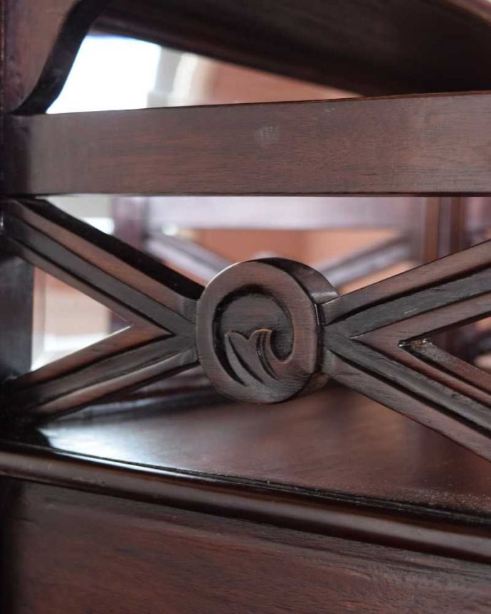 アンティークのキャビネット アンティーク家具 ミラーと引き出しまで付いた贅沢なオープンシェルフ、アンティーク英国家具。いろんな場所にこだわり彫のデザインもいろいろです。(k-2214-f)