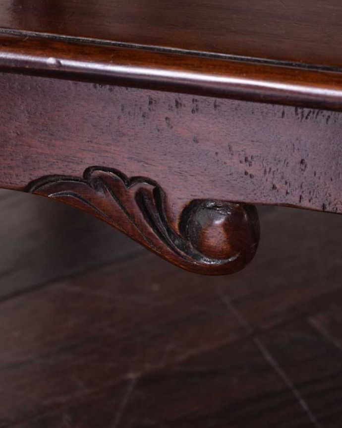 アンティークのキャビネット アンティーク家具 ミラーと引き出しまで付いた贅沢なオープンシェルフ、アンティーク英国家具。ここの彫も最上級の美しさいろんな部分の美しさが重なり合って、最上級の美しさを醸し出してくれます。(k-2214-f)