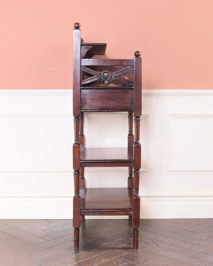 アンティークのキャビネット アンティーク家具 ミラーと引き出しまで付いた贅沢なオープンシェルフ、アンティーク英国家具。横から見ても素敵なんですもちろん、横から見てもキレイに仕上がっているので、いろんな場所に置いて使って下さい。(k-2214-f)