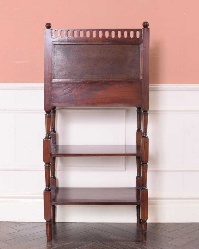 アンティークのキャビネット アンティーク家具 ミラーと引き出しまで付いた贅沢なオープンシェルフ、アンティーク英国家具。キレイに修復しましたアンティークは新品ではないので、経年変化によるキズはありますが、専門の職人がキレイにお直しをしているので、後姿までキレイです。(k-2214-f)