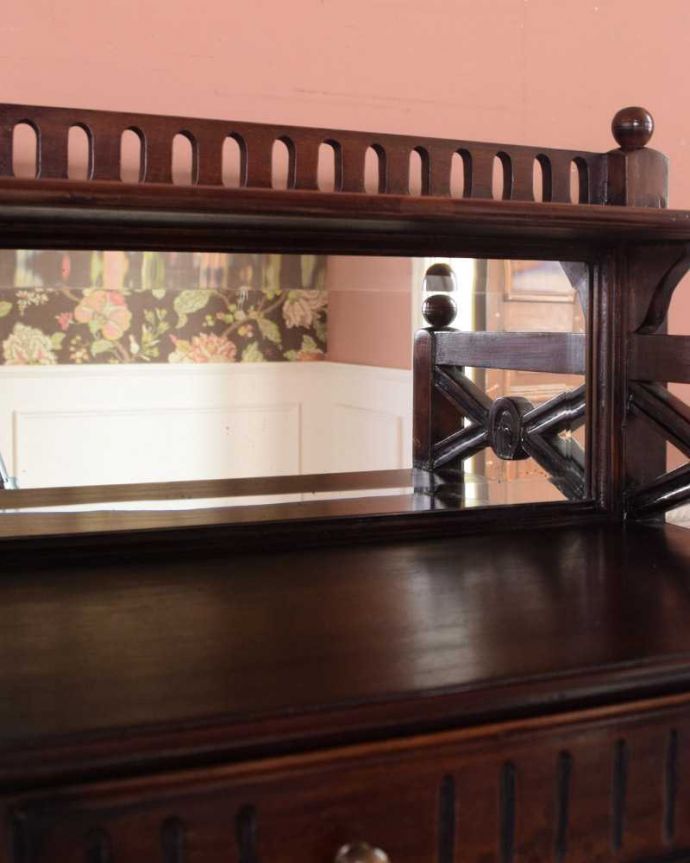 アンティークのキャビネット アンティーク家具 ミラーと引き出しまで付いた贅沢なオープンシェルフ、アンティーク英国家具。美しいアンティークのミラーカッティングがキラッと輝くミラー。(k-2214-f)