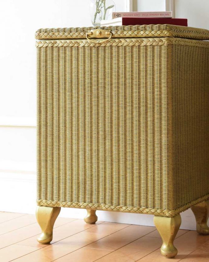 アンティーク｜ロイドルーム　アンティーク家具　イギリスから届いたアンティークロイドルーム、脚付きのランドリーボックス。お部屋の挿し色にロイドルームは色も特長的。(k-2215-f)