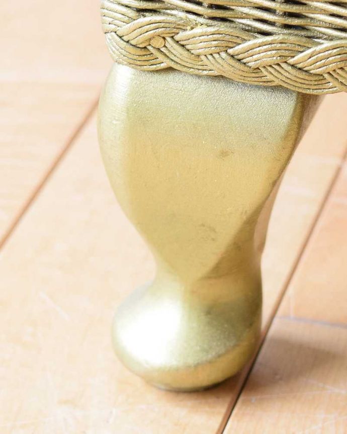 アンティーク｜ロイドルーム　アンティーク家具　イギリスから届いたアンティークロイドルーム、脚付きのランドリーボックス。持ち上げなくても移動ラクラクHandleのアンティーク家具の足の裏にはフェルトキーパーをお付けしているので床を滑らせて移動できます。(k-2215-f)