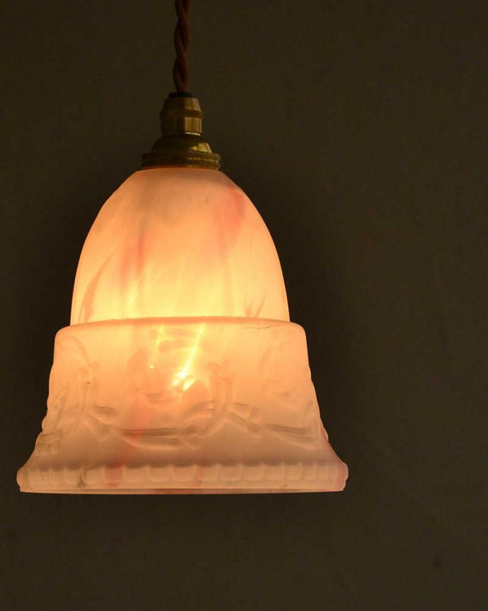 ペンダントライト　照明・ライティング　高級感のあるアンティーク照明、やわらかなカラーのペンダントライト（コード・シャンデリア電球付き）。。(k-2215-z)