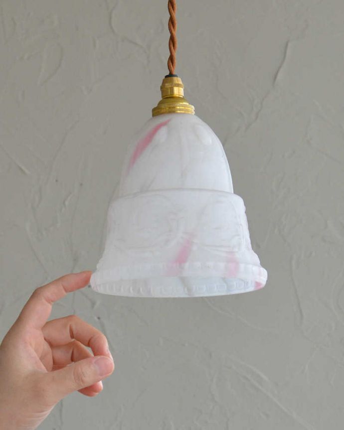 ペンダントライト　照明・ライティング　高級感のあるアンティーク照明、やわらかなカラーのペンダントライト（コード・シャンデリア電球付き）。。(k-2215-z)