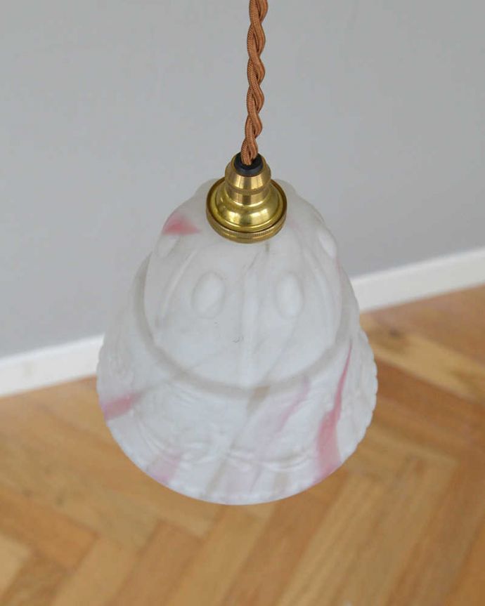 ペンダントライト　照明・ライティング　高級感のあるアンティーク照明、やわらかなカラーのペンダントライト（コード・シャンデリア電球付き）。。(k-2215-z)